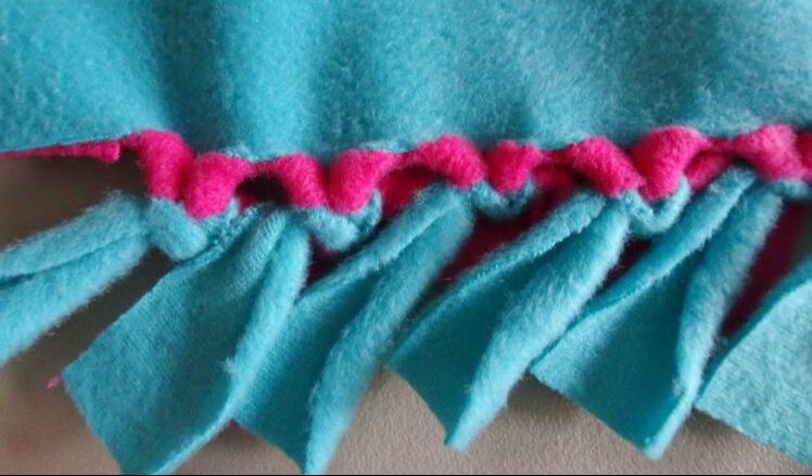 No sew fleece pet blanket edges tie